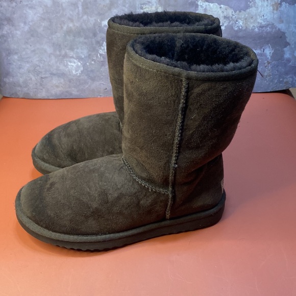 Ugg boots SZ 6 - Picture 2 of 6